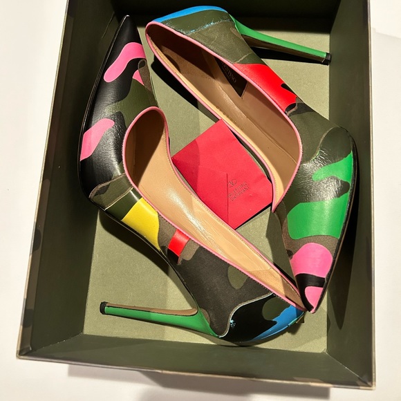 Authentic VALENTINO GARAVANI Psychedelic Camo Rockstud Pump - ONLY WORN TWICE - Picture 16 of 16